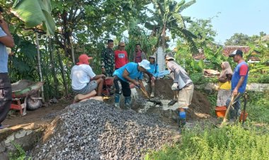 BABINSA KORAMIL 2201/CISOLOK LAKSANAKAN KARYA BAKTI RAMPAT BETON BERSAMA WARGA