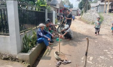 BABINSA KORAMIL 2204/CIKIDANG LAKSANAKAN KEGIATAN BHAKTI BERSAMA WARGA DI DESA SAMPORA