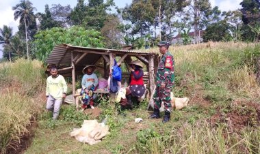 Babinsa Koramil 2209/Lengkong Laksanakan Komsos Bersama Kelompok Tani
