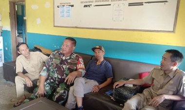 Babinsa Koramil 2207/Jampangtengah Laksanakan Komsos dengan Staf Desa Cimerang