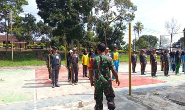 BABINSA KORAMIL 2205/KALAPANUNGGAL LATIH PASKIBRA TINGKAT KECAMATAN