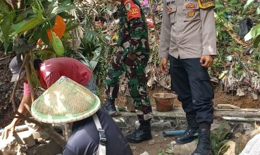 Babinsa dan Bhabinkamtibmas Cisolok Gelar Karya Bakti Pembenahan Irigasi di Kebon Kalapa