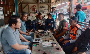 BABINSA KORAMIL 2214/SURADE LAKSANAKAN KOMSOS DENGAN PERANGKAT DESA MEKARSAKTI