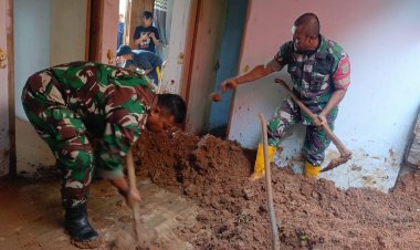 Anggota Koramil 2204/Cikidang Lakukan Pengecekan Dampak Tanah Longsor di Desa Cikarae Thoyibah