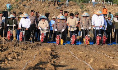 Kapolri Tegaskan Komitmen Polri Dukung Ketahanan Pangan Lewat Penanaman Jagung Serentak di Grobogan