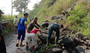 BABINSA KORAMIL 2202/PALABUHANRATU LAKSANAKAN BAKTI PEMBERSIHAN JALAN DI DESA MEKAR ASIH