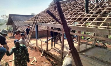 Babinsa Koramil 2208/Nyalindung Laksanakan Karya Bakti Pembangunan Rutilahu di Desa Cisitu