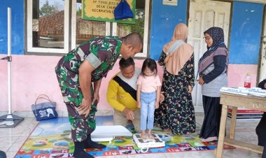 Babinsa Koramil 2204/Cikidang Dampingi Kegiatan Posyandu di Desa Cikiray