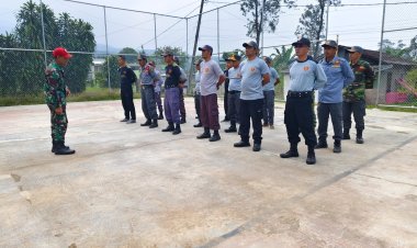 Babinsa Koramil 2206/Parakansalak Latih Linmas Jelang Lomba PBB HUT ke-63 Linmas