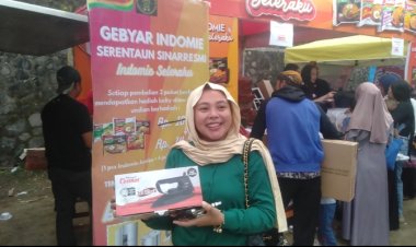 Serentaun Sinarresmi yang ke 446 Tradisi Budaya yang Meriah, Wisatawan Asal Bandung yang dapat Hadiah dari Sponsor Indomie.