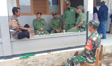 Babinsa Koramil 2205/Kalapanunggal Laksanakan Komsos Bersama Linmas di Desa Makasari