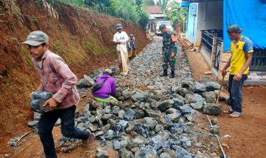 BABINSA KORAMIL 2209/LENGKONG LAKSANAKAN KARYA BAKTI PERKERASAN JALAN BERSAMA WARGA