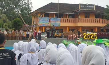 Babinsa Koramil 2208/Nyalindung Hadiri Upacara Bendera dan Pembukaan MPLS di SMAN 1 Nyalindung
