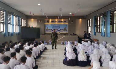 Babinsa Koramil 2201/Cisolok Berikan Materi Bela Negara pada Kegiatan MPLS di SMAN 1 Cikakak