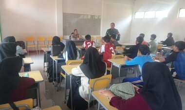 Babinsa Koramil 2207/Jampangtengah Berikan Pembinaan Wawasan Kebangsaan kepada Siswa Baru SMK Ibadurahman