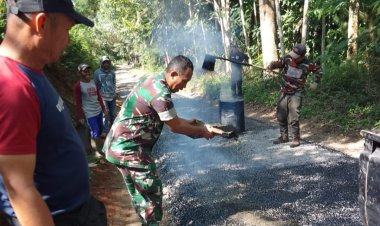 Babinsa Koramil 2209/Lengkong Bersama Warga Laksanakan Karya Bakti Pengaspalan Jalan