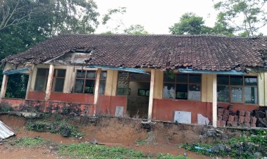 Krisis ruang belajar akibat ambruknya dua ruang kelas membuat proses pembelajaran terganggu