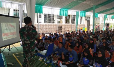 Babinsa Koramil 2206/Parakansalak Berikan Materi Wawasan Kebangsaan kepada Siswa MPLS SMAN 1 Parakansalak