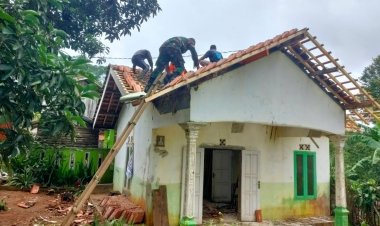 Babinsa Koramil 2209/Lengkong Gelar Karya Bakti Rehabilitasi Rumah Warga