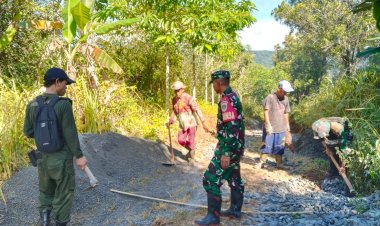 Babinsa Desa Kertajaya Laksanakan Karya Bakti Perbaikan Jalan Bersama Warga