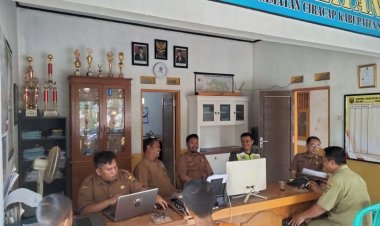 Babinsa Koramil 2214/Surade Laksanakan Komsos Bersama Staf Desa Mekarsakti