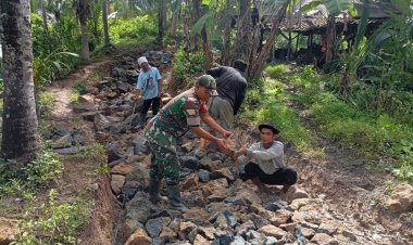 Babinsa Nangela Bersama Warga Laksanakan Karya Bakti Perbaikan Jalan