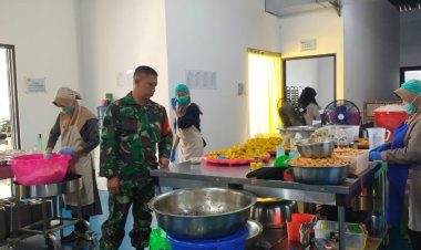 Pendampingan Penyaluran MBG, Babinsa Koramil 2203/Warungkiara Aktif Dukung Ketahanan Pangan