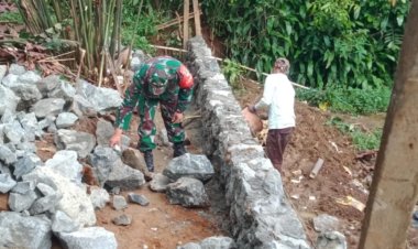 Babinsa Koramil 2209/Lengkong Gelar Karya Bakti Pembuatan TPT Bersama Warga