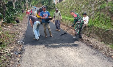 Babinsa Koramil 2204/Cikidang Laksanakan Karya Bakti Pengaspalan Jalan di Desa Tamansari