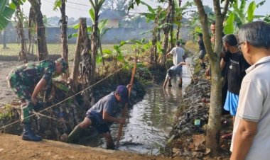 Babinsa Koramil 2206/Parakansalak Laksanakan Pembersihan Saluran Irigasi di Desa Bojonglongok