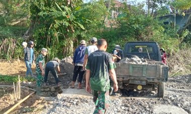 Babinsa Koramil 2210/Pabuaran Laksanakan Karya Bakti Bersama Warga di Desa Pabuaran