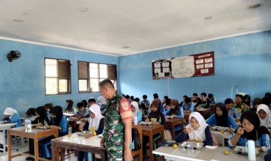 Babinsa Koramil 2201/Cisolok Berikan Materi MPLS di SMAN 1 Cisolok