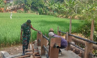 Babinsa Desa Buniwangi Bersama Warga Gelar Karya Bakti Pembuatan Rambat Beton Jembatan