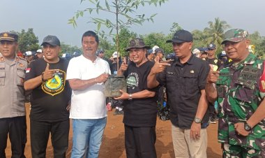 Danramil 2206/Parakansalak Hadiri Kegiatan Ekologi Penanaman Pohon dan Bersih-Bersih Lingkungan
