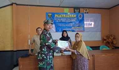 Babinsa Koramil 2210/Pabuaran Dampingi Penyaluran BLT di Desa Cibadak