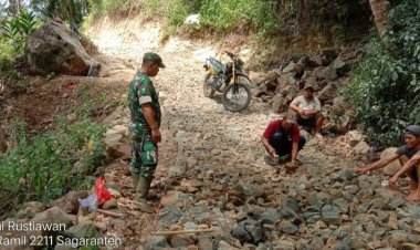 Babinsa Koramil 2211/Sagaranten Laksanakan Karya Bakti Pengerasan Jalan di Desa Hegarmulya
