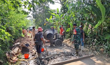 Babinsa Koramil 2207/Jampangtengah Bersama Warga Laksanakan Rabat Beton di Desa Sindangresmi