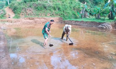 Babinsa Koramil 2205/Kalapanunggal Dampingi Kegiatan Ketahanan Pangan Bersama Poktan