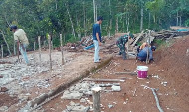 Babinsa Tamanjaya Koramil 2215/Ciemas Laksanakan Karya Bakti Pembangunan Rumah Warga