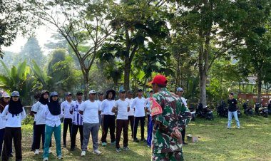 Babinsa Koramil 2204/Cikidang Latih Paskibraka SMAN 1 Cikidang