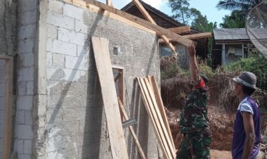Babinsa Koramil 2212/Tegalbuleud Laksanakan Karya Bakti Perbaikan Rumah Warga di Desa Calingcing