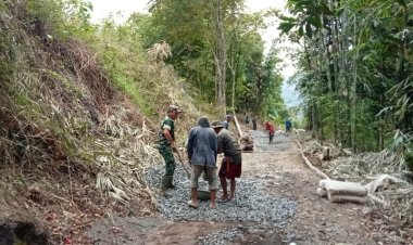 Babinsa Koramil 2210/Tegalbuleud Bersama Warga Laksanakan Karya Bakti di Desa Lembursawah
