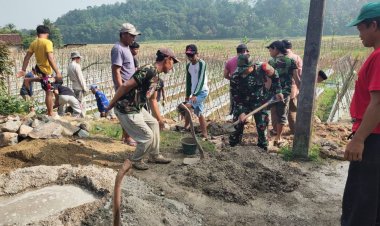 Babinsa Koramil 2208/Nyalindung Laksanakan Giat Bakti Pengecoran Jalan Gang di Desa Buniwangi