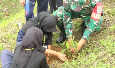Babinsa Koramil 2205/Kalapanunggal Laksanakan Karya Bhakti Penghijauan Bersama Siswa SMAN 1 Kabandungan