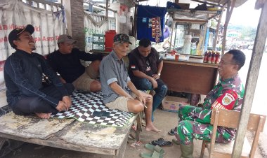 Babinsa Koramil 2209/Lengkong Tingkatkan Kedekatan dengan Warga Lewat Komsos