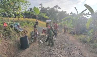 Babinsa Sukamanah Laksanakan Karya Bakti Bersama Warga di Kecamatan Cimanggu