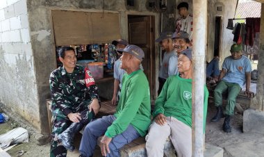 Babinsa Koramil 2203/Warungkiara Jalin Komsos dengan Tokoh Masyarakat di Desa Mangunjaya