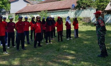 Babinsa Koramil 2204/Cikidang Latih Paskibraka SMAN 1 Cikidang