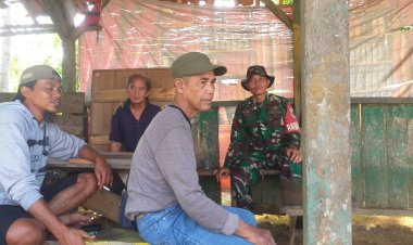 Babinsa Koramil 2209/Lengkong Laksanakan Komsos Bersama Warga di Desa Neglasari