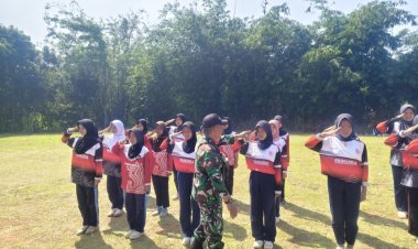 Babinsa Koramil 2211/Sagaranten Latih Paskibra Kecamatan Cidolog